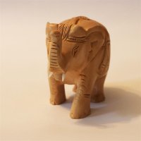 Elefant aus Holz geschm&uuml;ckt, R&uuml;ssel hoch, hell,...