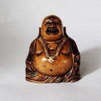 Lachender Buddha aus Holz, sitzend, dunkel, ca. 7,5 cm