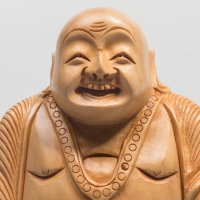 Lachender Buddha aus Holz, sitzend, hell ca 10 cm10