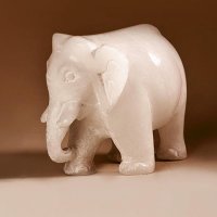 Elefant aus Alabaster R&uuml;ssel unten ca 6.25 cm