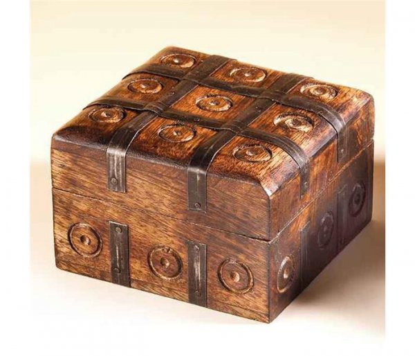 Box Antik mit Eisenbeschägen, 10x10cm