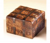 Box Antik mit Eisenbeschägen, 10x10cm