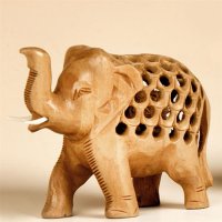 Babyelefant in Elefant aus Holz, R&uuml;ssel hoch, 6,25 cm