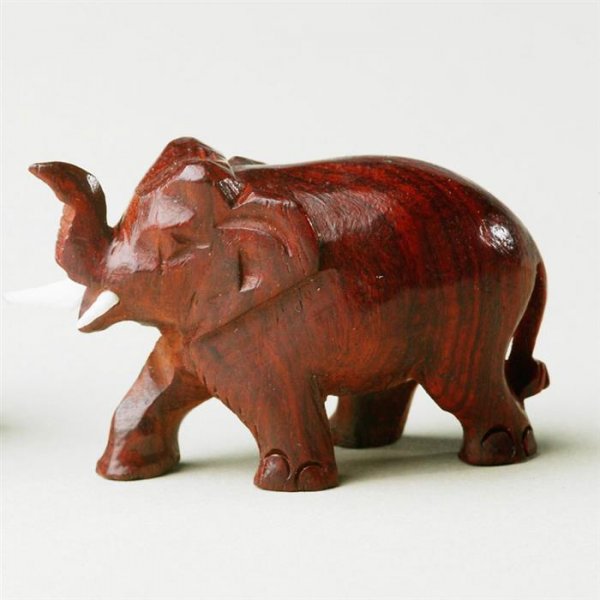 Elefant aus Rotholz