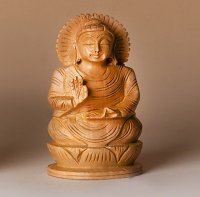 Buddha auf Lotus, segnend, aus Holz ca. 7,5 cm hoch